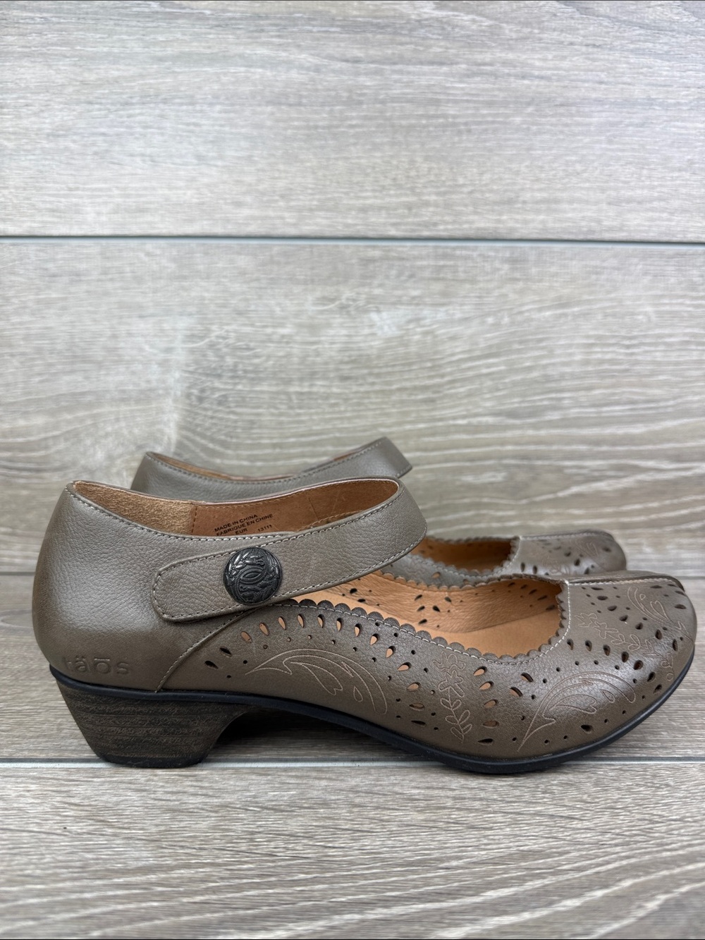 Taos Tango Women’s Sz 9 Brown Taupe Leather Floral Perf Alt Closure MJ Heel Shoe